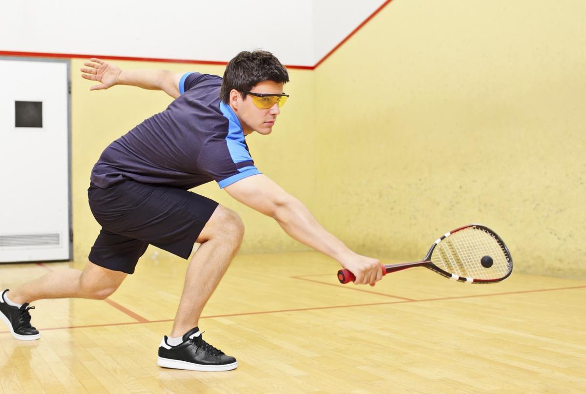 how to hold a squash racket